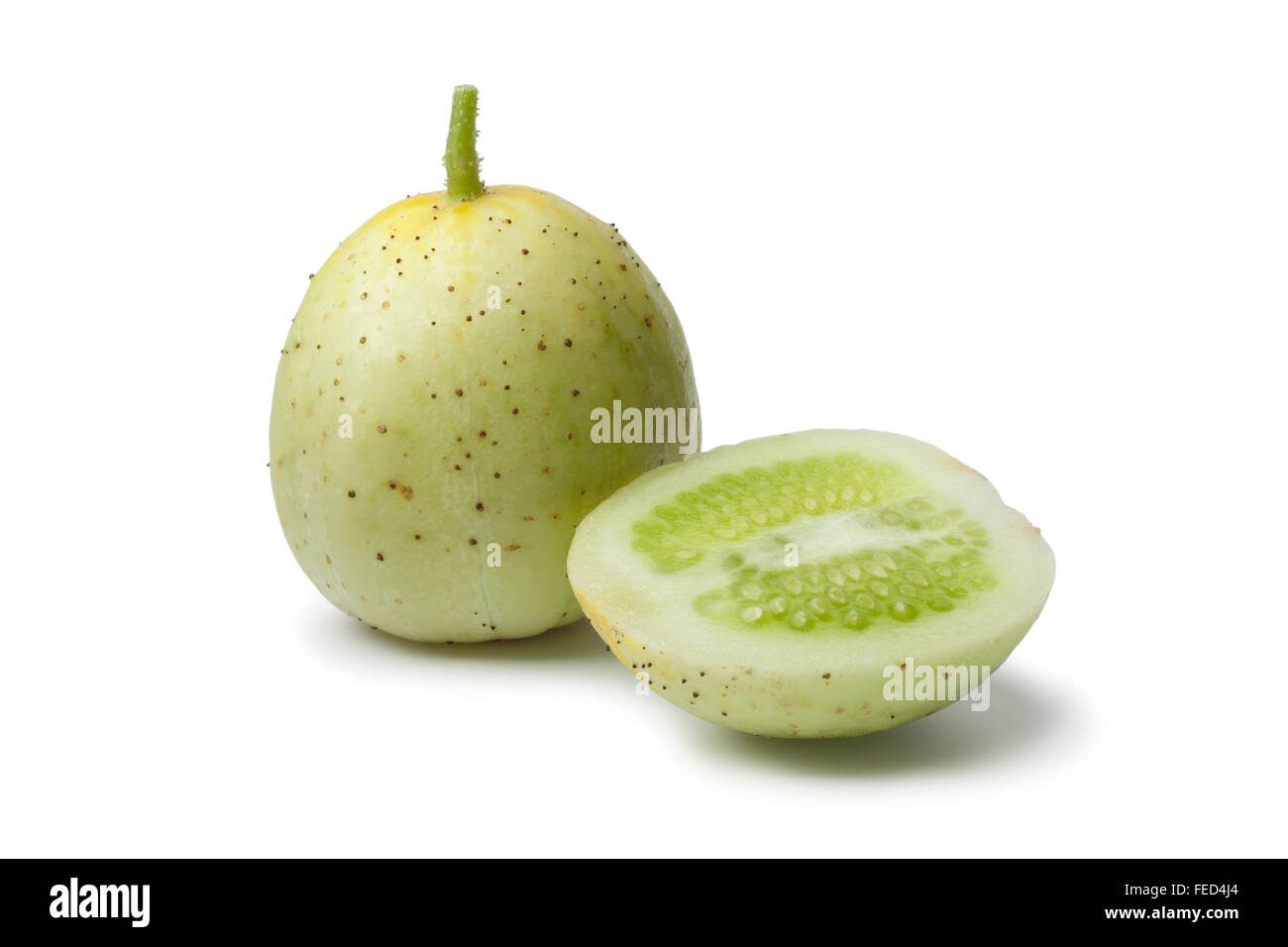 Ganze und halbe frische Apfel-Gurke auf weißem Hintergrund Stockfoto