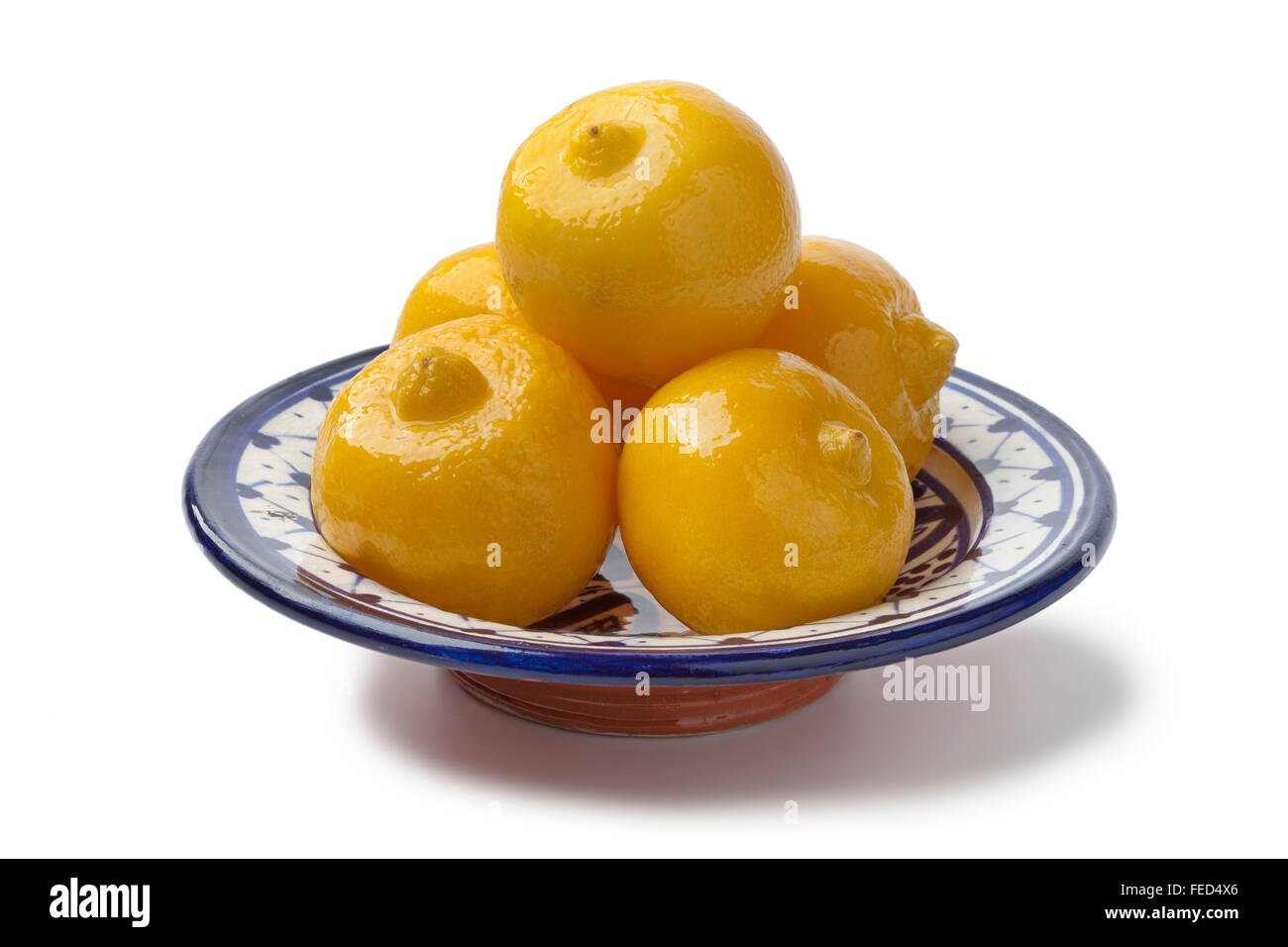 Schüssel mit marokkanischen erhalten Zitronen auf weißem Hintergrund Stockfoto