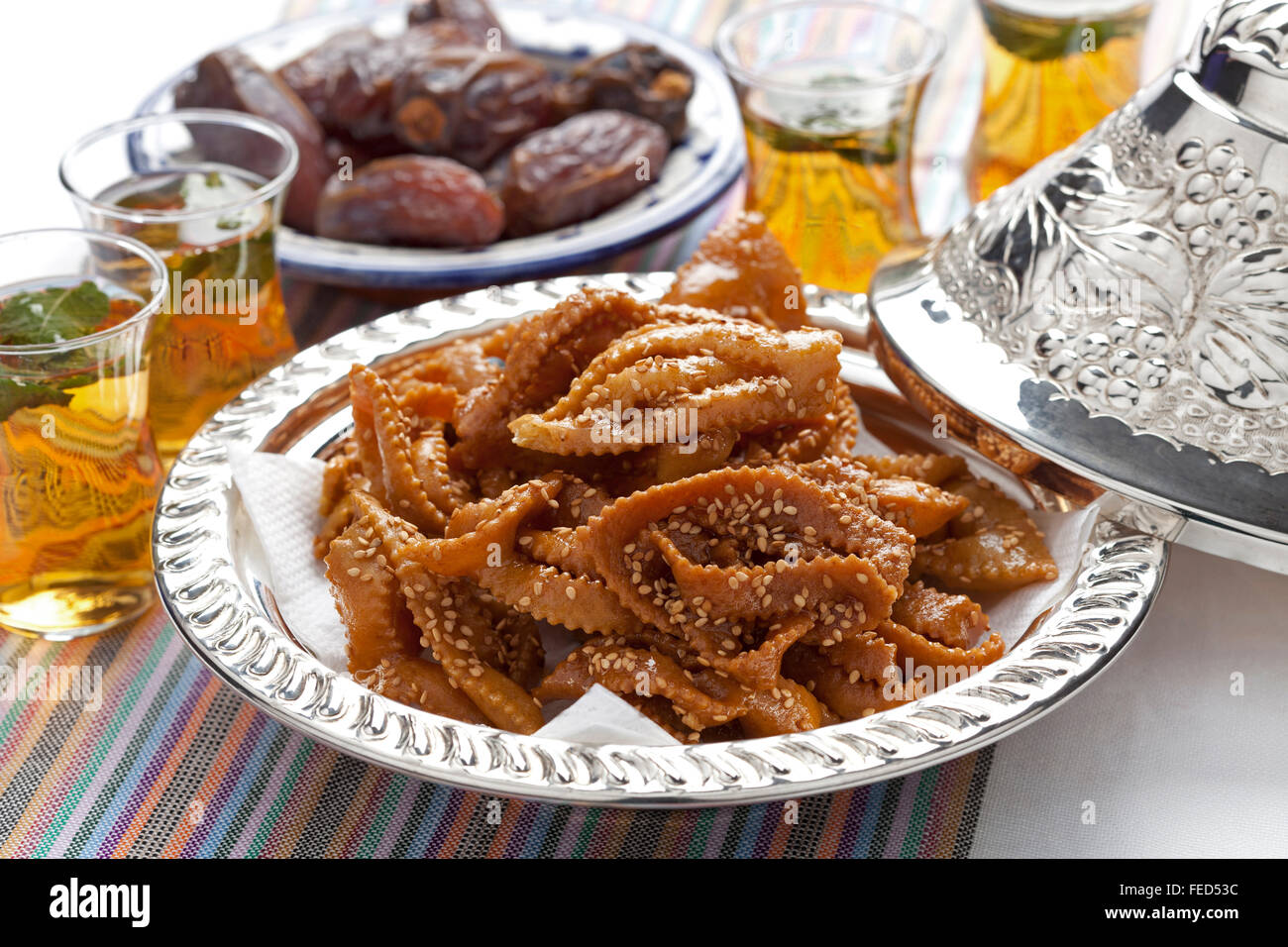 CHEBAKIA Honig Kekse mit Sesam in einer Metallschale gemacht für die Zeit des ramadan Stockfoto