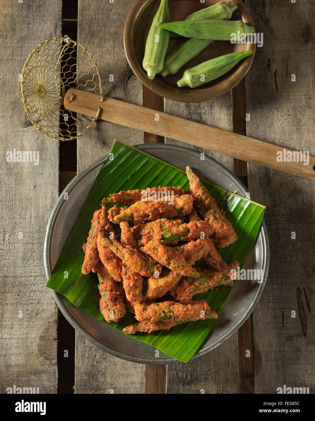 Kurkuri Bhindi. Würzig gebratene Okraschoten. Indien-Essen Stockfoto