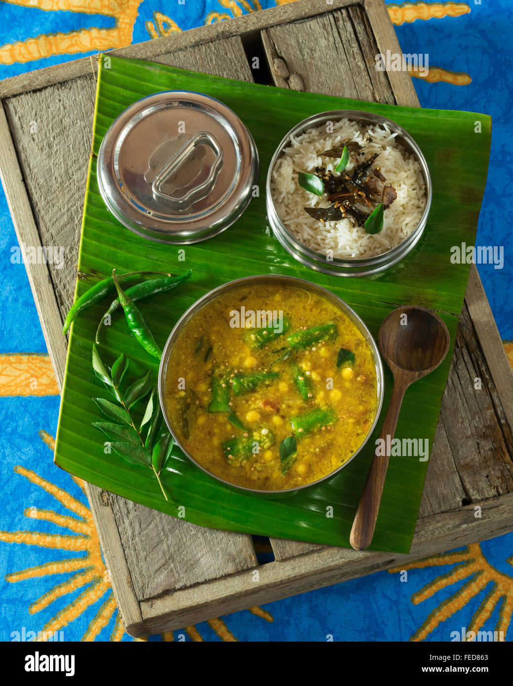 Kuzhambu. Würzigen Linsengericht. Süd-Indien Essen Stockfoto
