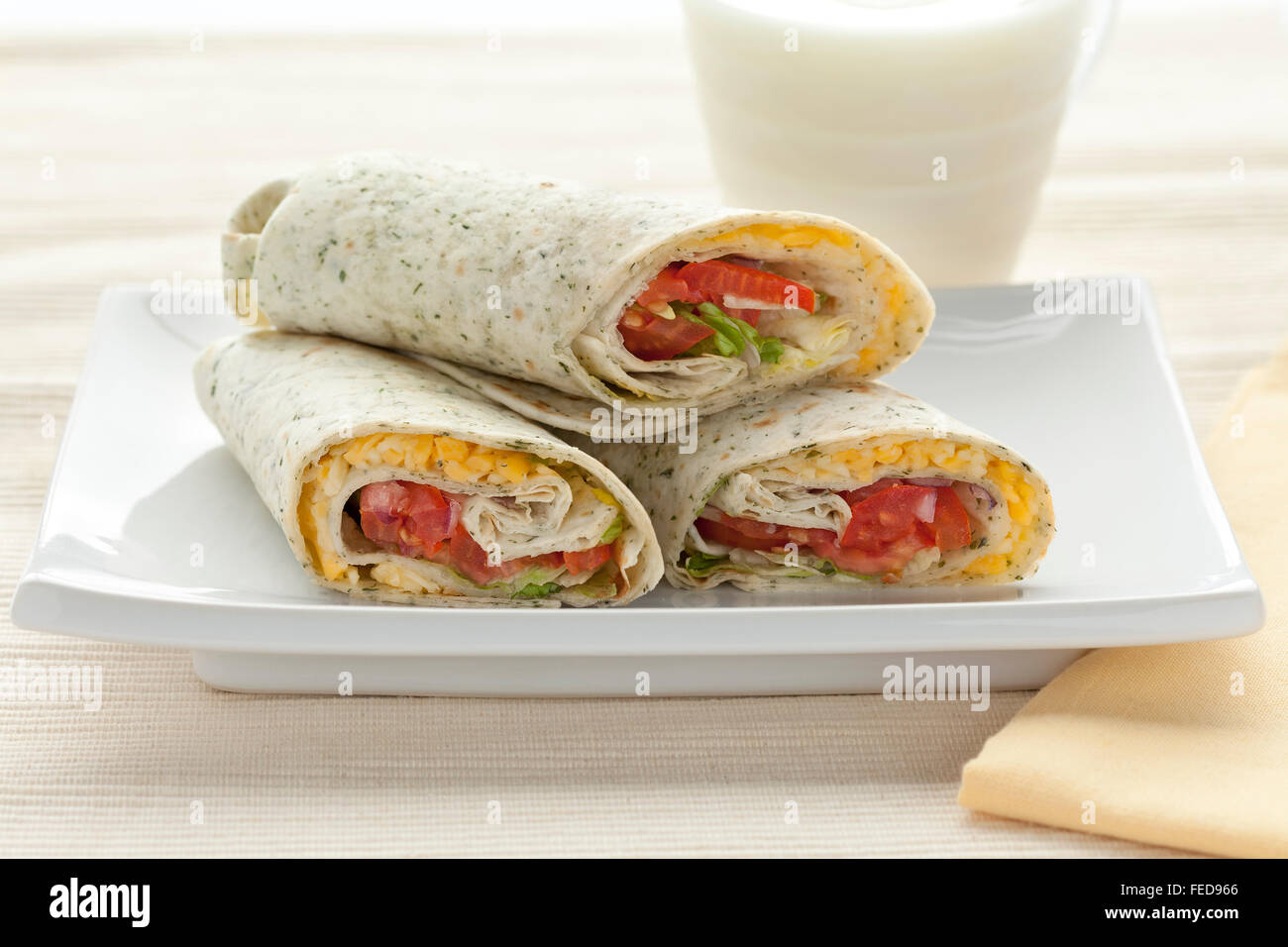 Mittagessen mit Spinat-wraps mit Käse und Milch Stockfoto