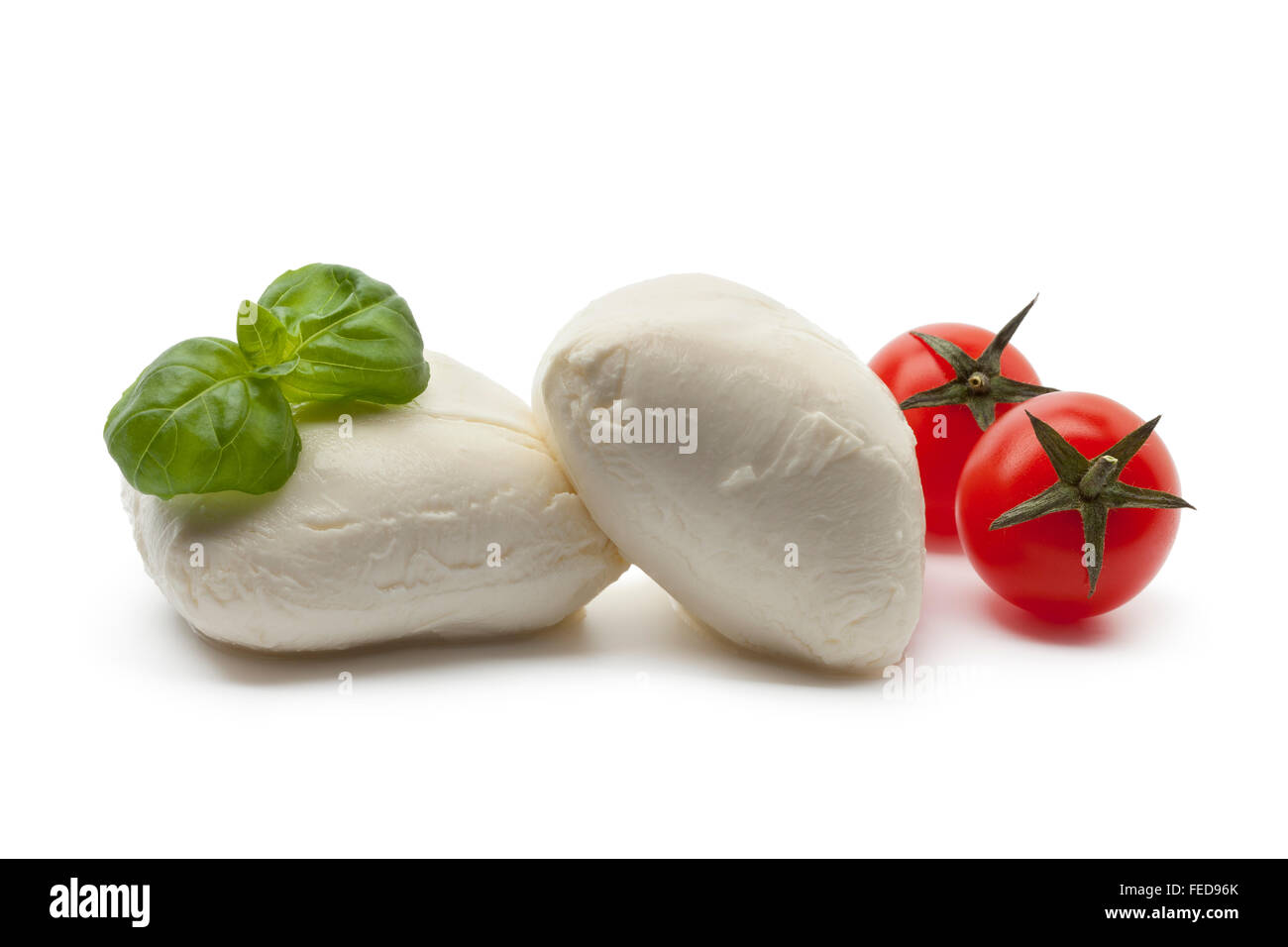Frischer Mozzarella mit Basilikum und Tomaten auf weißem Hintergrund Stockfoto