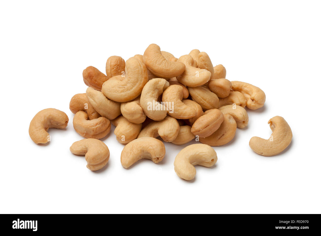 Haufen von Cashew-Nüssen auf weißem Hintergrund Stockfoto