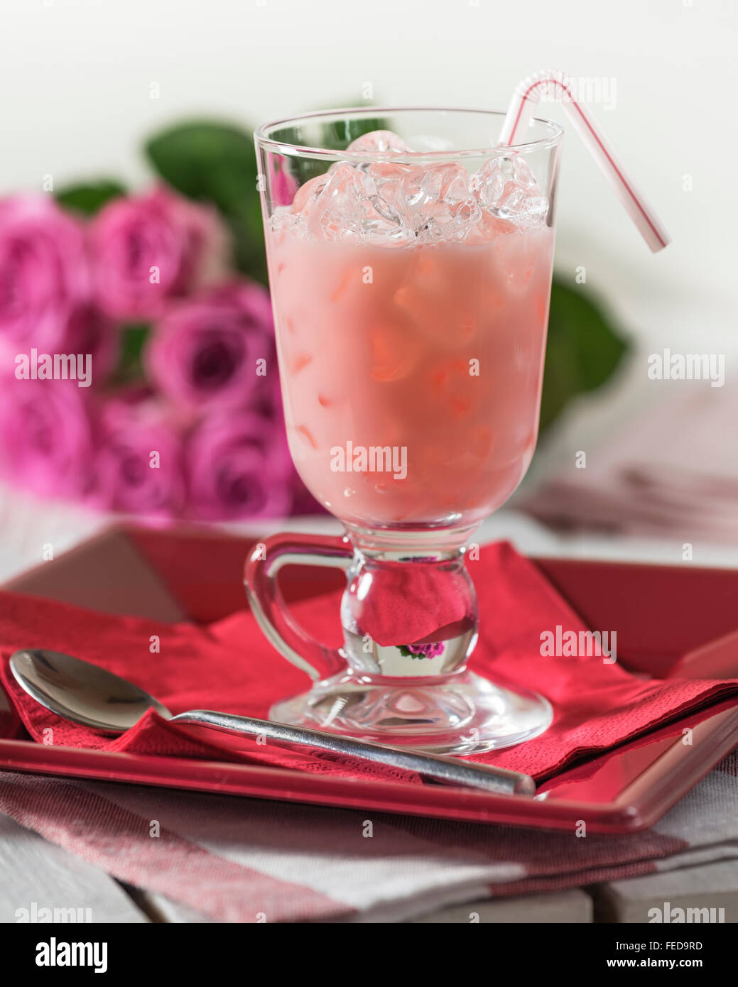 Rose Bandung. Rosenwasser Aroma Milch trinken. Süd-Ost-Asien Stockfoto