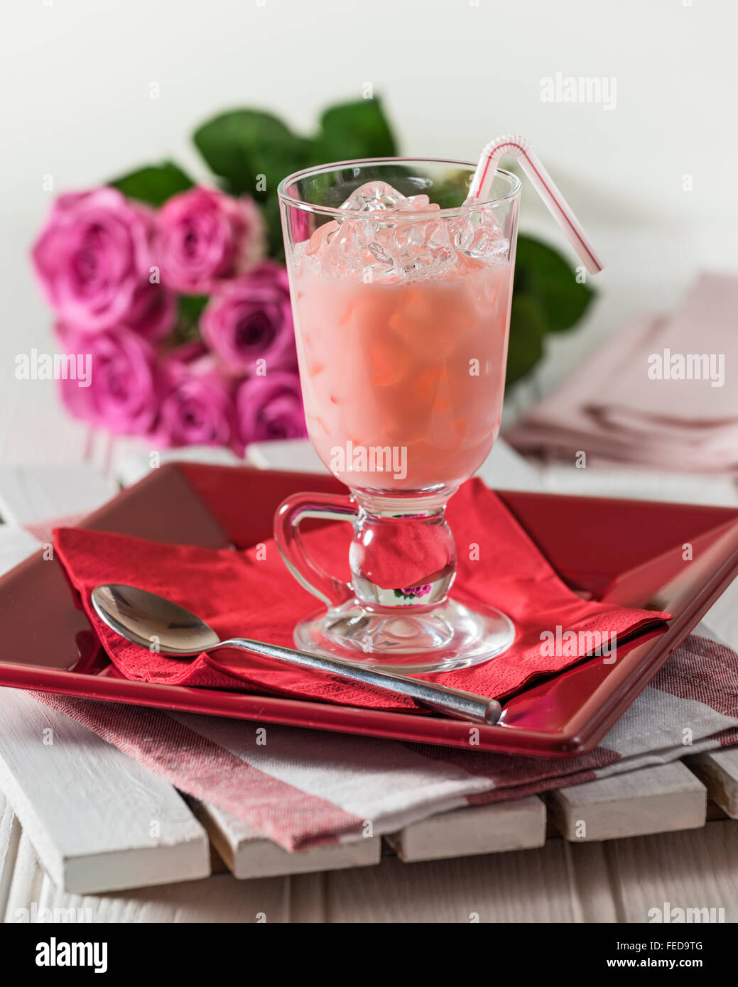 Rose Bandung. Rosenwasser Aroma Milch trinken. Süd-Ost-Asien Stockfoto