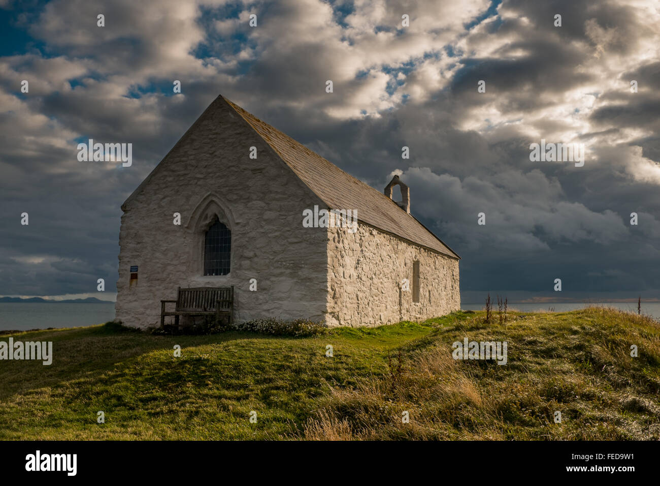 St. Cwyfan Kirche in das Meer, Anglesey, Nordwales Stockfoto