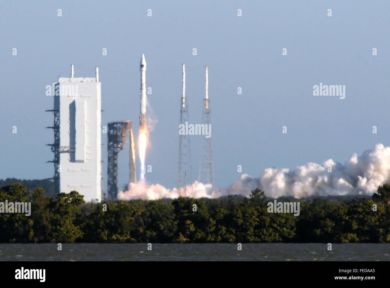 Cape Canaveral, Florida, USA. 5. Februar 2016.  Eine United Launch Alliance Atlas V-Rakete mit dem GPS IIF-12 Satelliten hebt von Cape Canaveral Air Force Station am 5. Februar 2016. Der Start wird die letzte der zwölf Block IIF Satelliten für die United States Air ForceÕs Global Positioning System (GPS) bereitstellen. Bildnachweis: Paul Hennessy/Alamy Live-Nachrichten Stockfoto