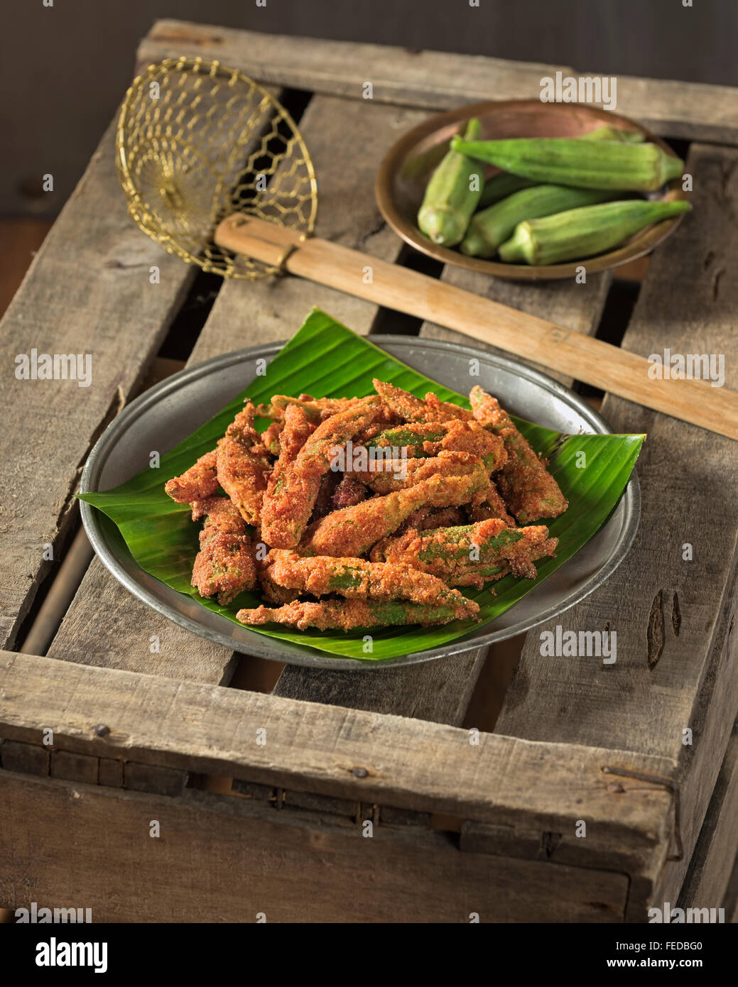 Kurkuri Bhindi. Würzig gebratene Okraschoten. Indien-Essen Stockfoto