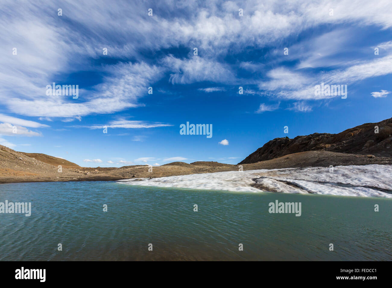 Überrest Schneefeld und Tarn entlang Ptarmigan Ridge in Mt. Baker – Snoqualmie National Forest, Washington State, USA Stockfoto