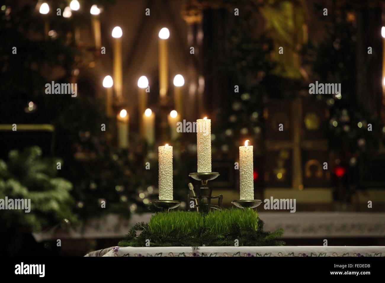 Brennende Kerzen auf Kirche altar Stockfoto