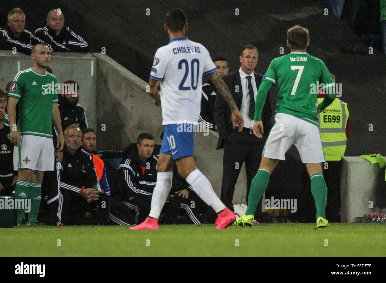 8. Oktober 2015 - Euro 2016-Qualifikation - Gruppe F - Nordirland 3 Griechenland 1. Nordirland-Manager Michael O'Neill gerade die Aktion mit Luke McCullouigh (5) zu ersetzen, um etwa zu kommen. Stockfoto