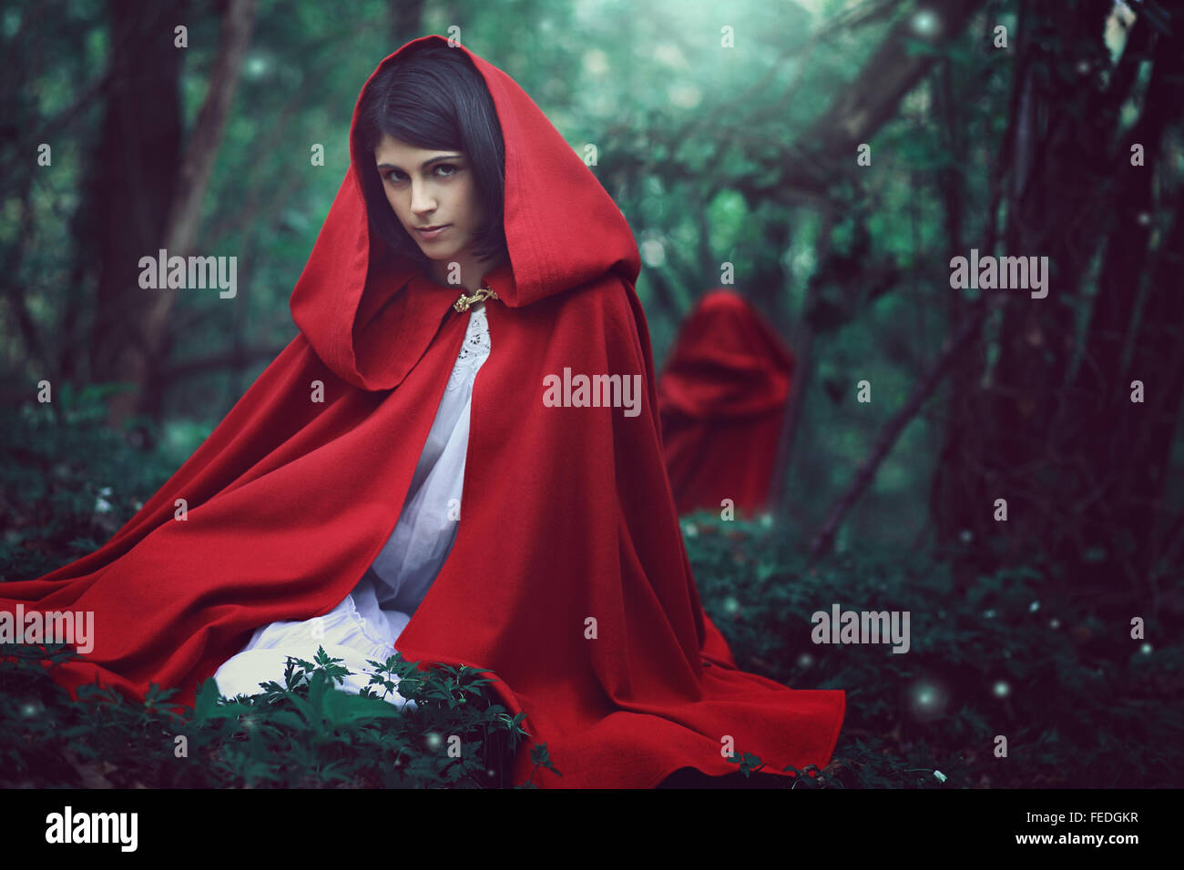 Dunkle kleine rote Reiten Haube in einem surrealen Wald. Fantasy und Märchen Stockfoto
