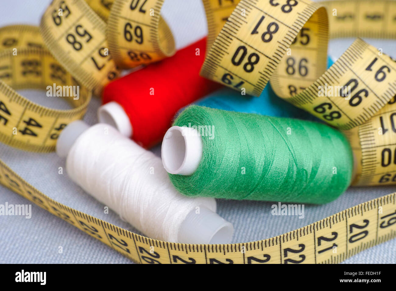 Werkzeuge für die Stickerei. Thread-Spulen und Maßband. Closeup. Stockfoto