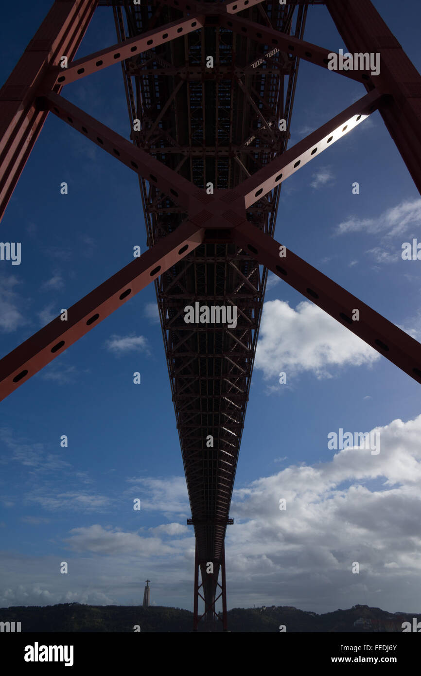 Suche entlang der Länge des 25. April Hängebrücke in Lissabon. Stockfoto