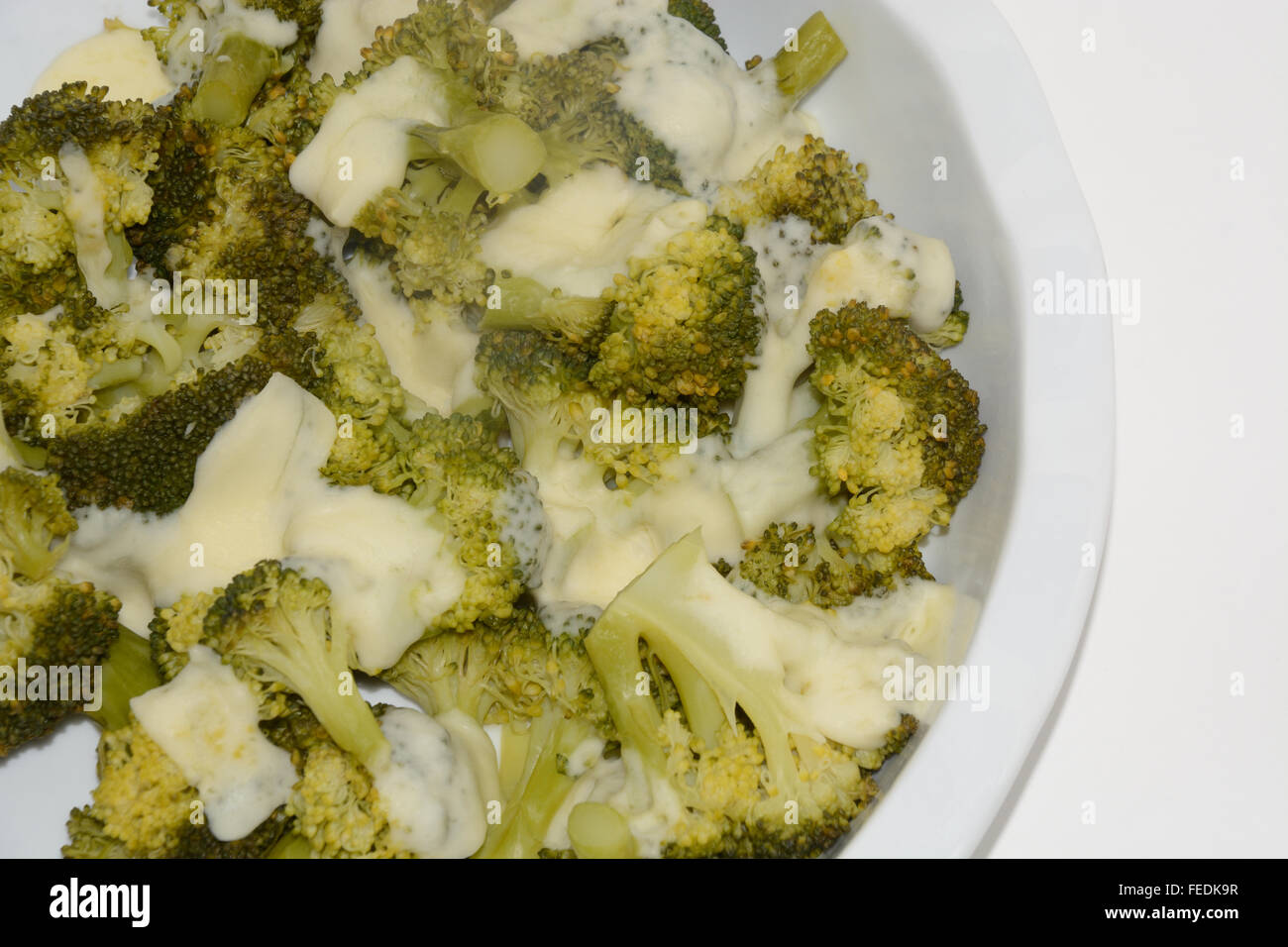 Gedämpften Brokkoli mit geschmolzenem niedrig Fett Mozzarella-Käse in Schale Stockfoto