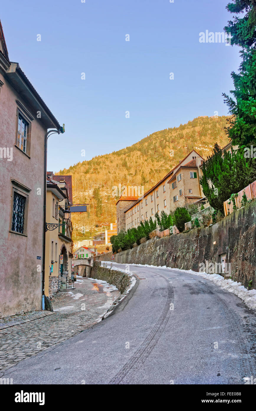 Blick auf die Straße am Churer Altstadt und die Berge. Chur ist Hauptstadt von Graubünden in der Blick auf die Straße am Churer Altstadt und die Berge. Chur ist Hauptstadt von Graubünden in der