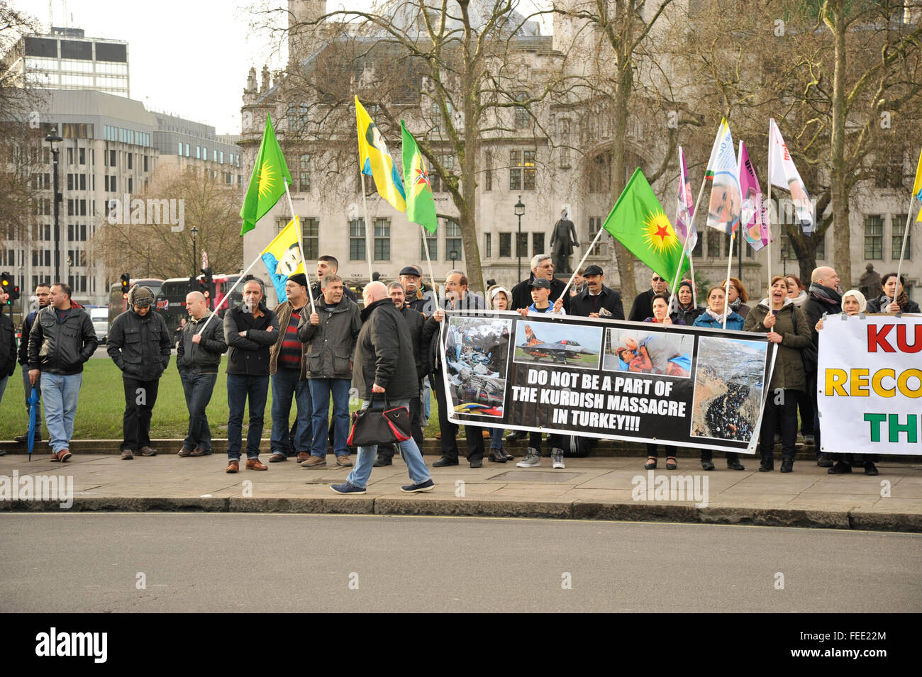 Demonstration gegen den Völkermord und die Bombardierung durch die Türkei, in den kurdischen Regionen außerhalb der Houses of Parliament in London.  Mitwirkende: Demonstranten wo: London, Vereinigtes Königreich bei: 5. Januar 2016 Stockfoto