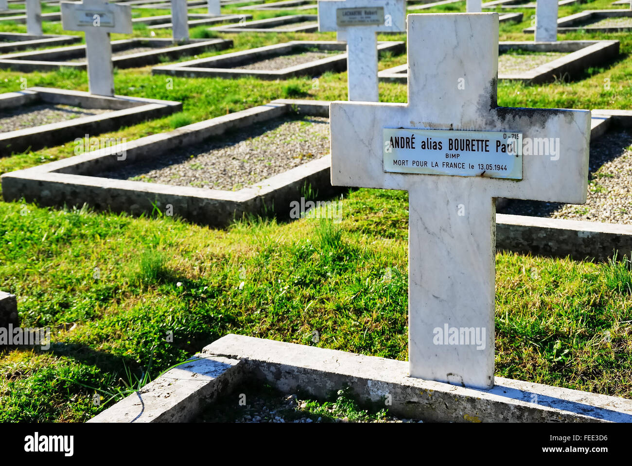 Venafro französischen Soldatenfriedhof enthält 3141 Begräbnisse des zweiten Weltkriegs. Grab des katholischen Soldaten. Die französischen Soldaten Gewalt gegen die Bevölkerung des südlichen Latium frei, wo die Episoden der Esperia und den angrenzenden Ländern gibt es reichlich Zeugnis sind. Stockfoto