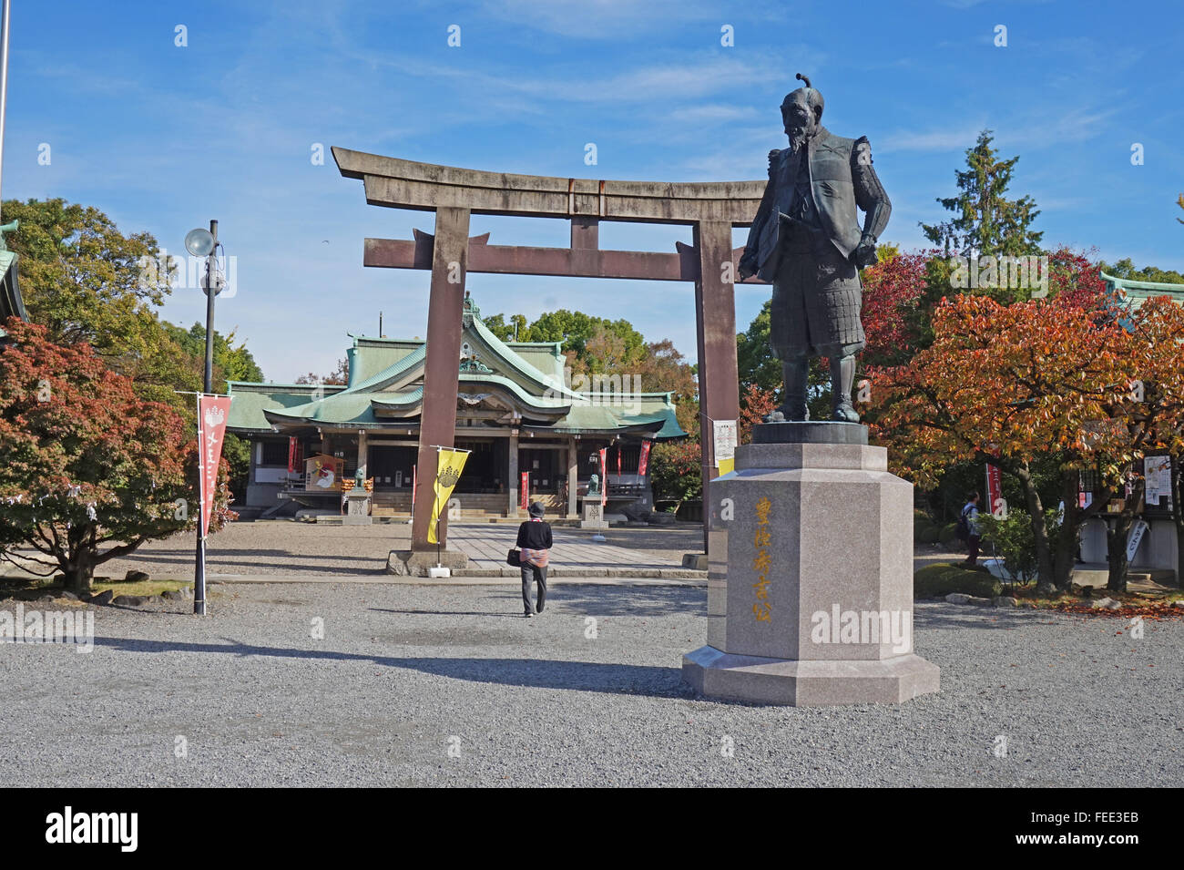 Eine Statue von Toyotomi Hideyoshi außerhalb Hokoku Shinto-Schrein im Schlosspark von Osaka, Osaka, Japan Stockfoto