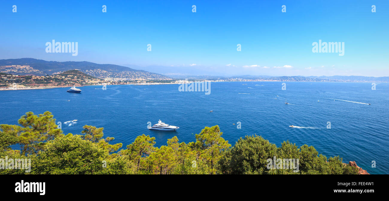 Cannes und La Napoule Panoramablick aufs Meer, die Bucht, Yachten und Boote von Theoule Sur Mi. Côte d ' Azur, Azure Küste oder Cote d ' Azur Stockfoto
