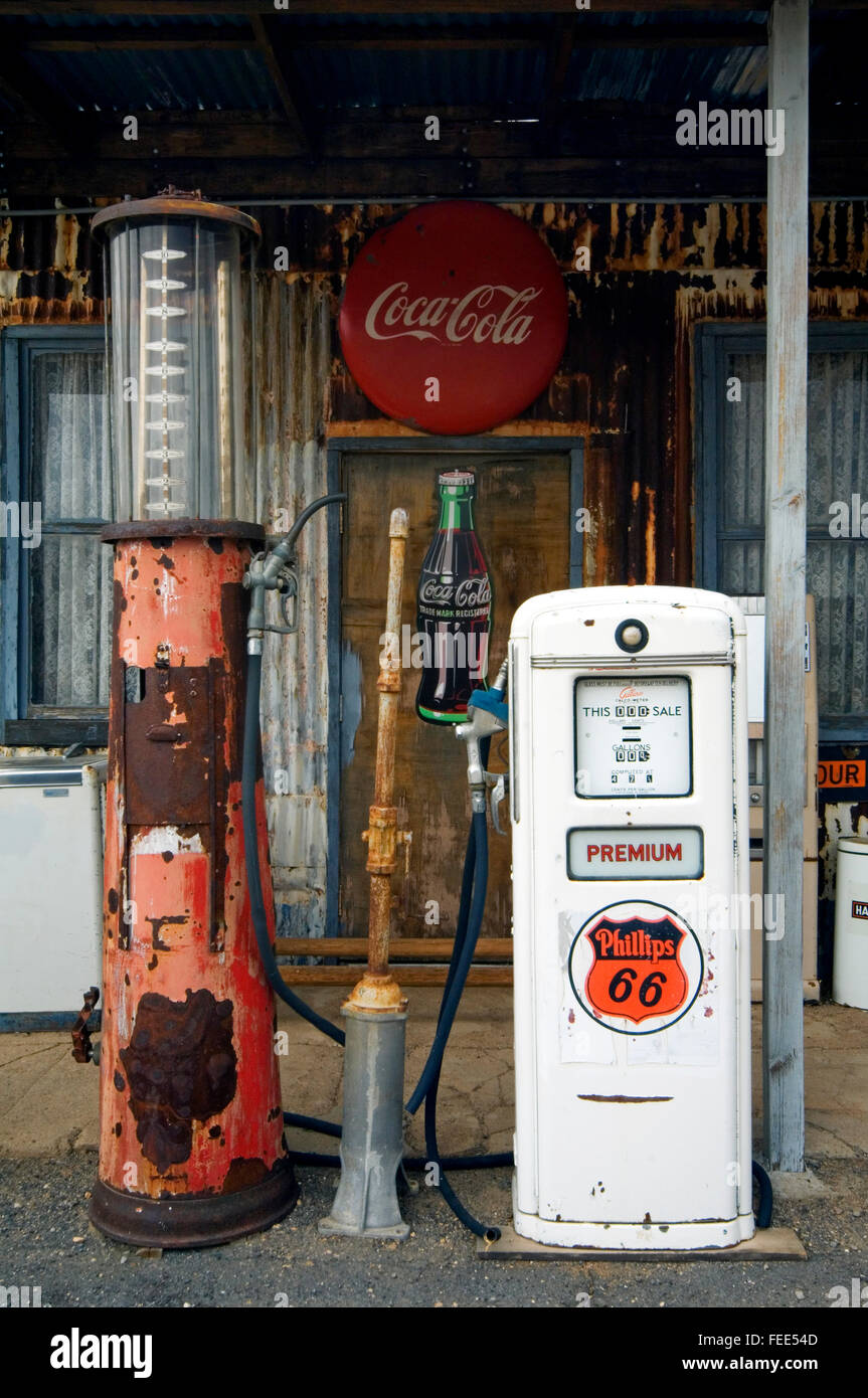 Vintage Zapfsäule an Tankstelle des General Store entlang der historischen Route 66 in der Geisterstadt Hackberry in Arizona, USA Stockfoto