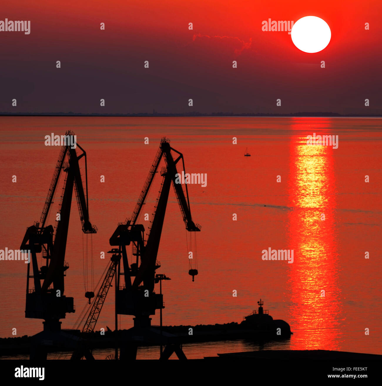 Triest, Italien - Blick auf das Meer aus alten Damm (Diga Vecchia) bei Sonnenuntergang mit roten Meer und Roter Himmel Stockfoto