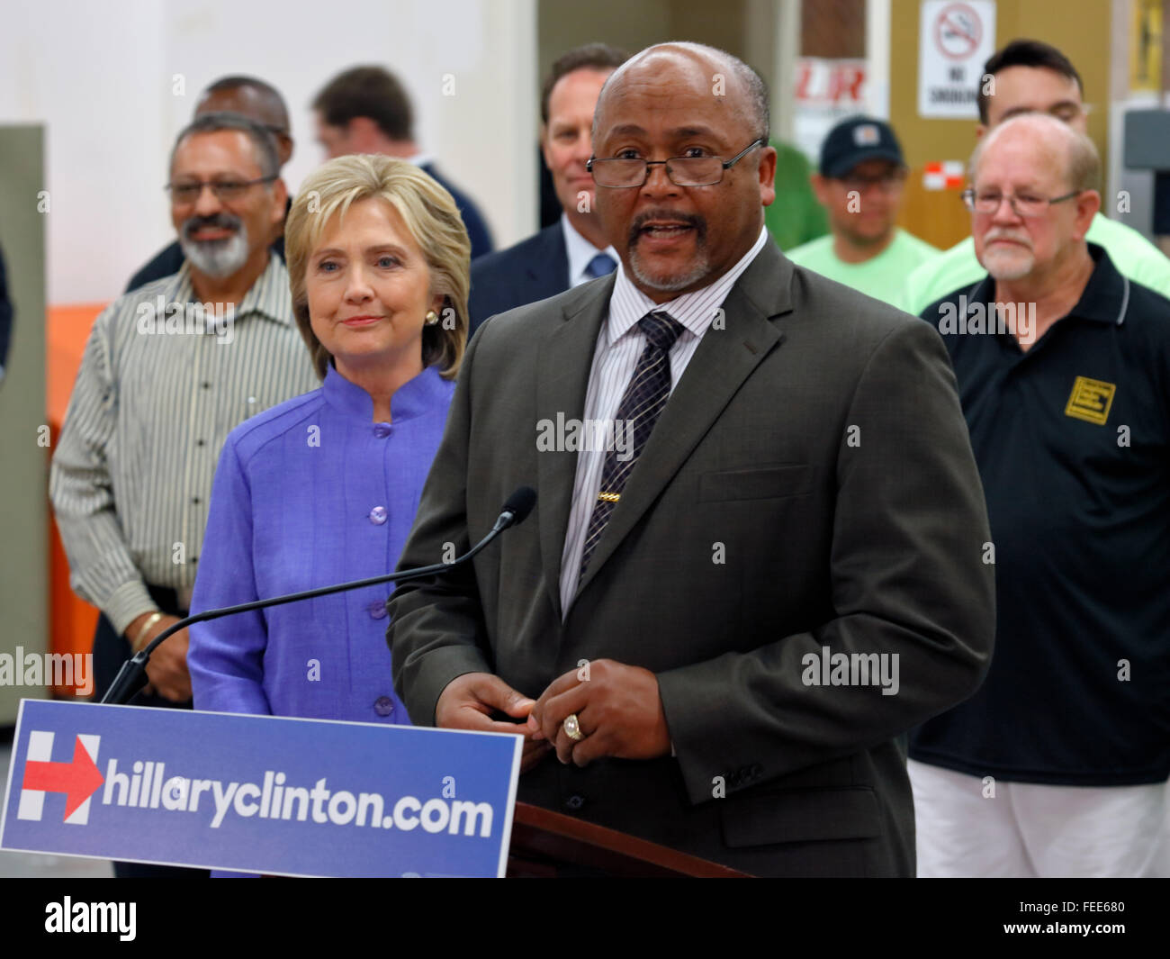 HENDERSON, NV - 14. Oktober 2015: Demokratische US-Präsidentschaftskandidat & ehemaligen Staatssekretär Hillary Clinton eingeführten allgemeinen Präsident Kenneth Rigmaiden (IUPAT)-Schulungszentrum Stockfoto