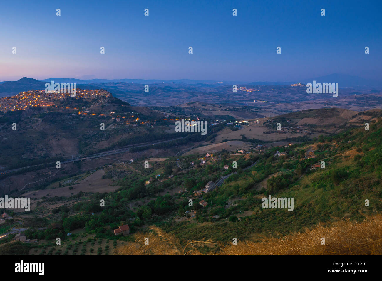 Sizilienlandschaft, Blick in der Dämmerung auf die Landschaft rund um die historische Stadt Calascibetta auf einem Hügel im Zentrum von Sizilien, Italien Stockfoto