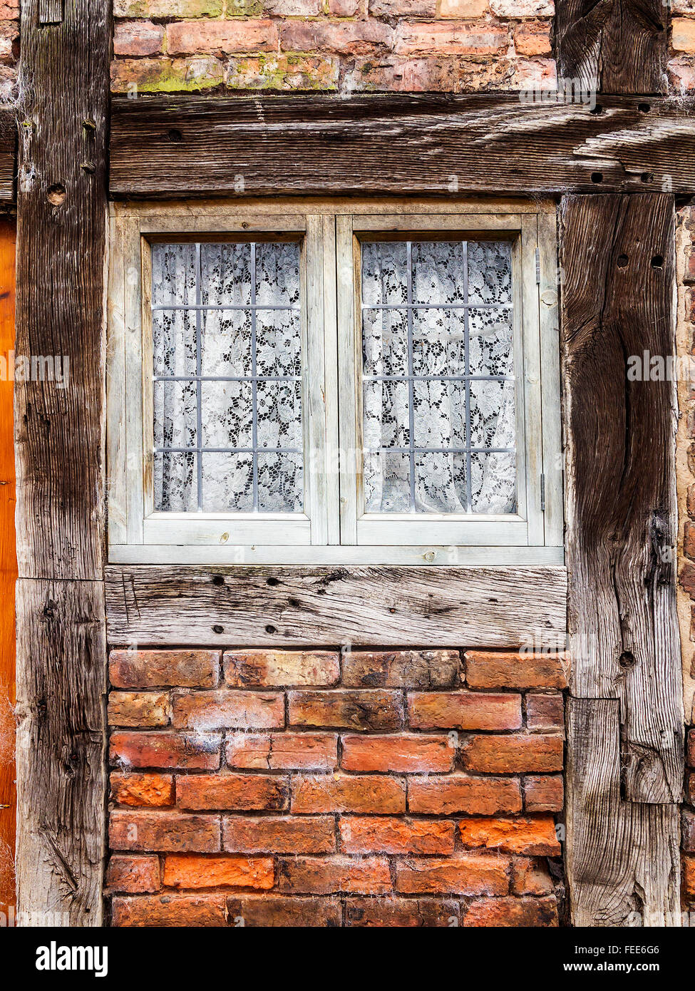 Fenster in einem ländlichen Holz gerahmte Häuschen in Great Budworth, Cheshire, England, UK Stockfoto