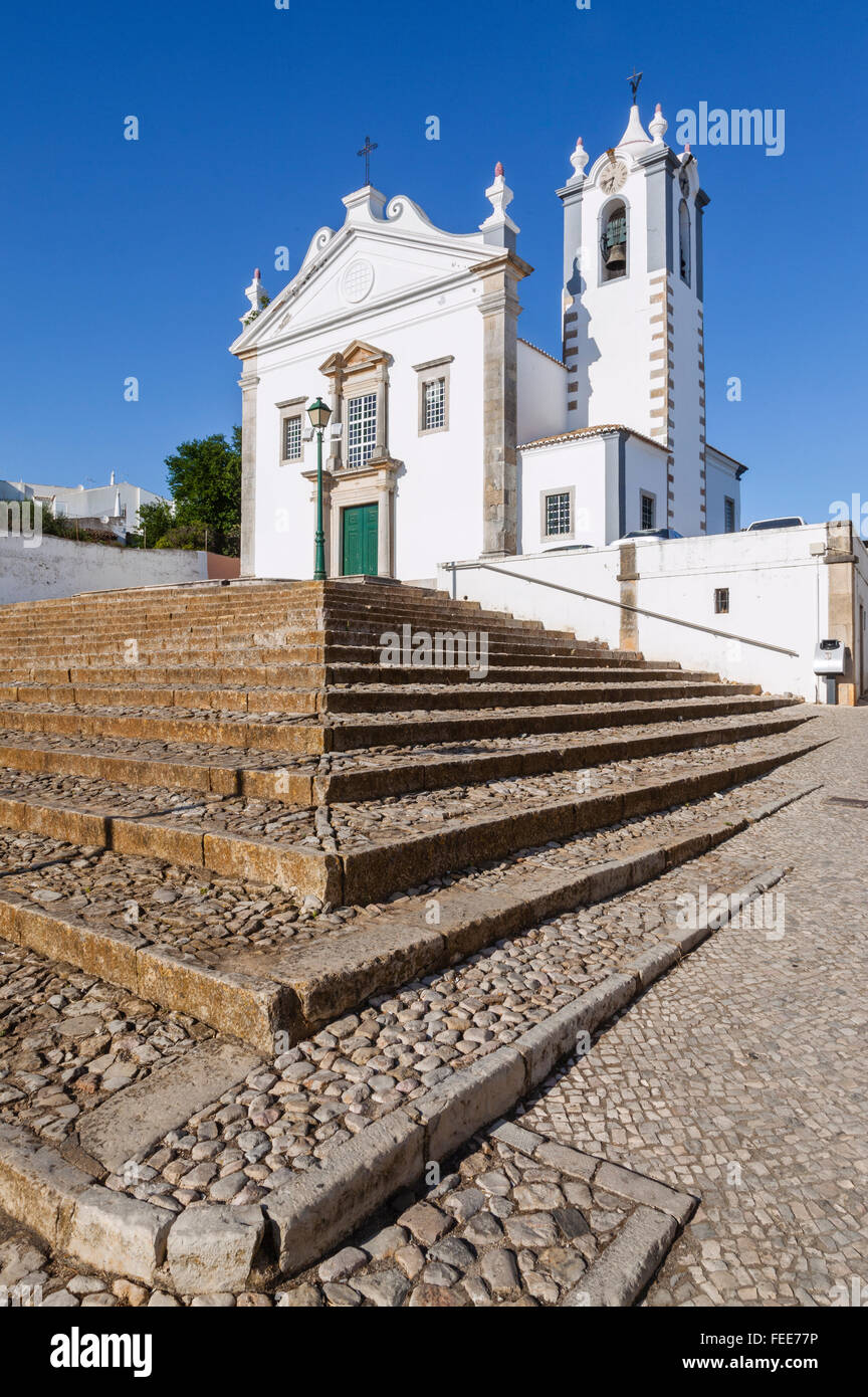 Portugal, Algarve, Faro, Dorf von Estoi, Blick auf die Fassade der Igreja Sao Martinho de Estoi, die Mutter Kirche von Estoi Stockfoto