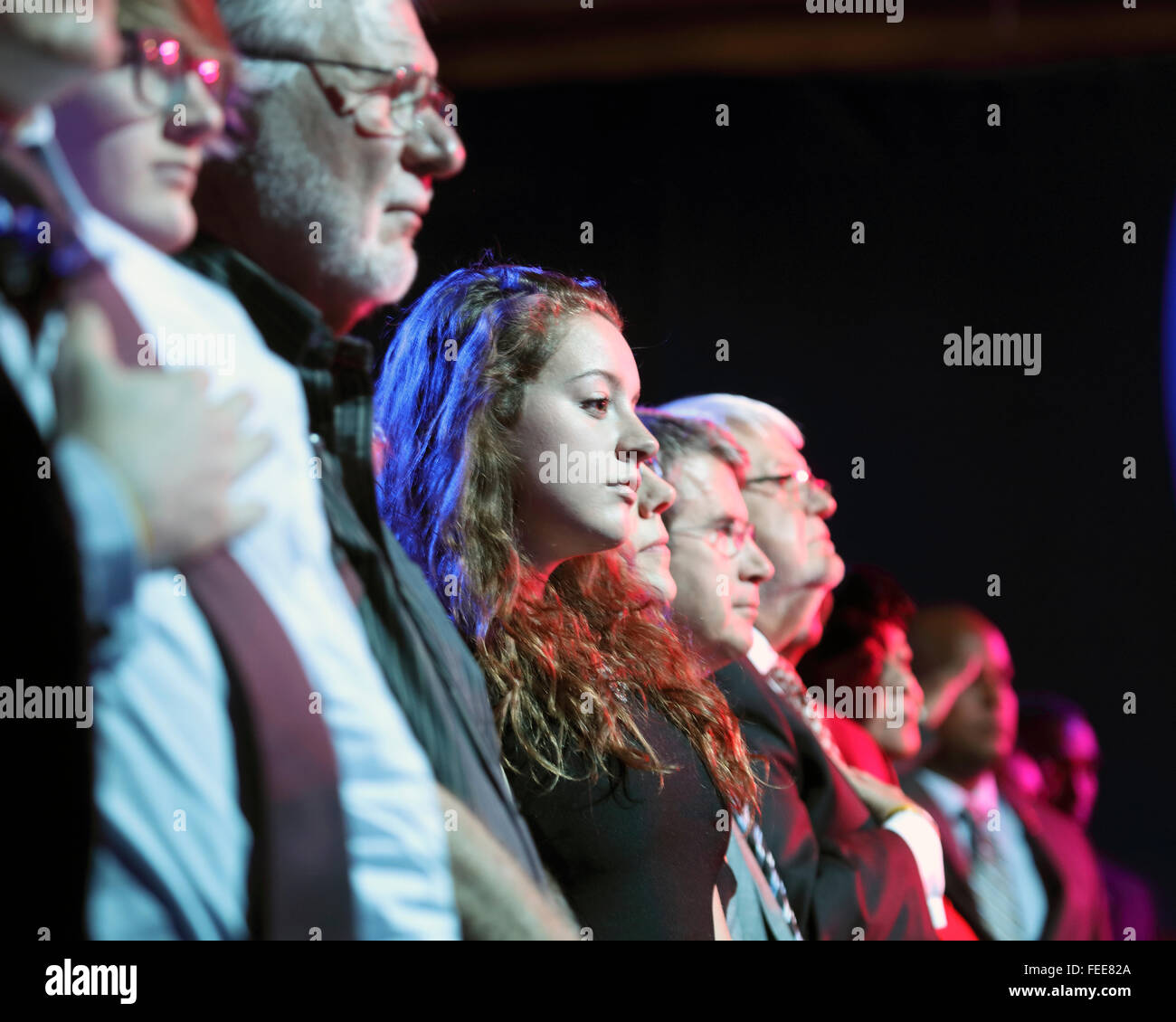 LAS VEGAS, NV - 13. Oktober 2015: (L-R) demokratischen Präsidentschafts-Debatte zeigt Publikum während der Öffnungszeiten Treueschwur. Stockfoto