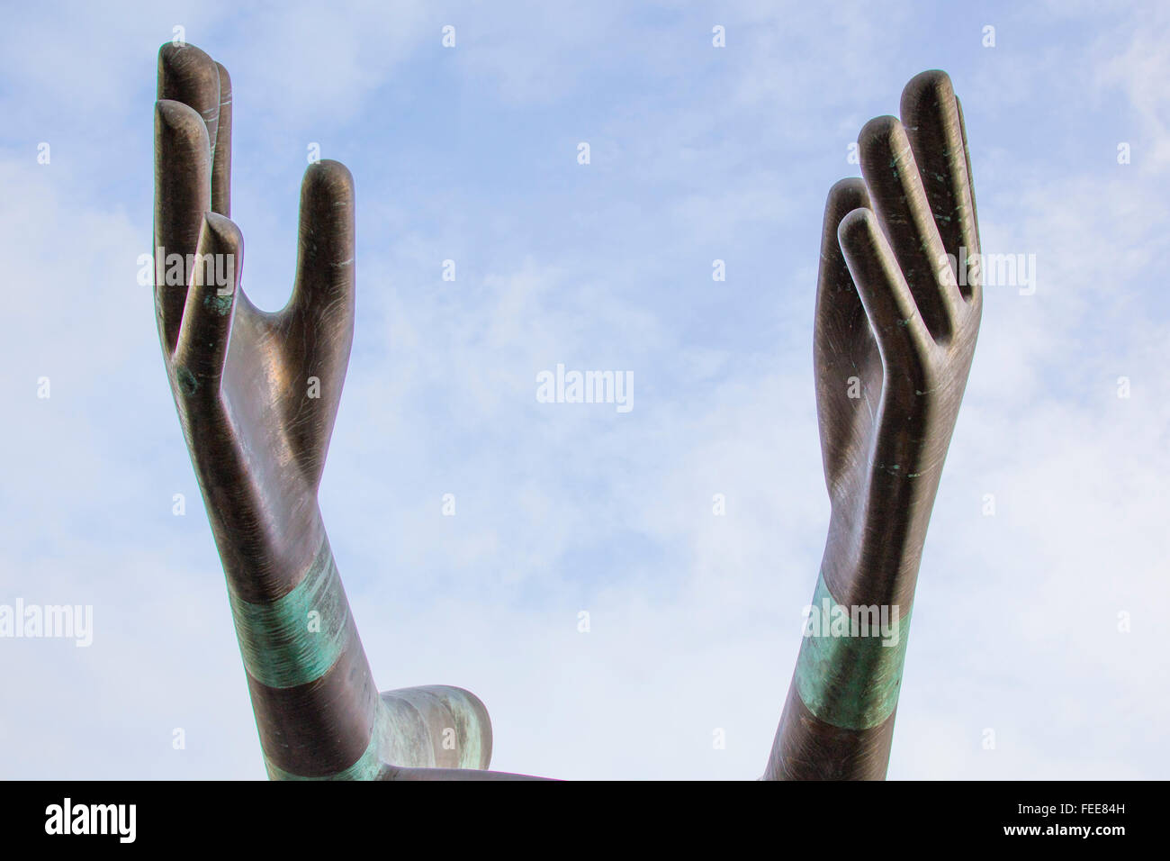 Die ausgestreckten Händen, Mandela Gärten, Leeds, England, Vereinigtes Königreich Stockfoto