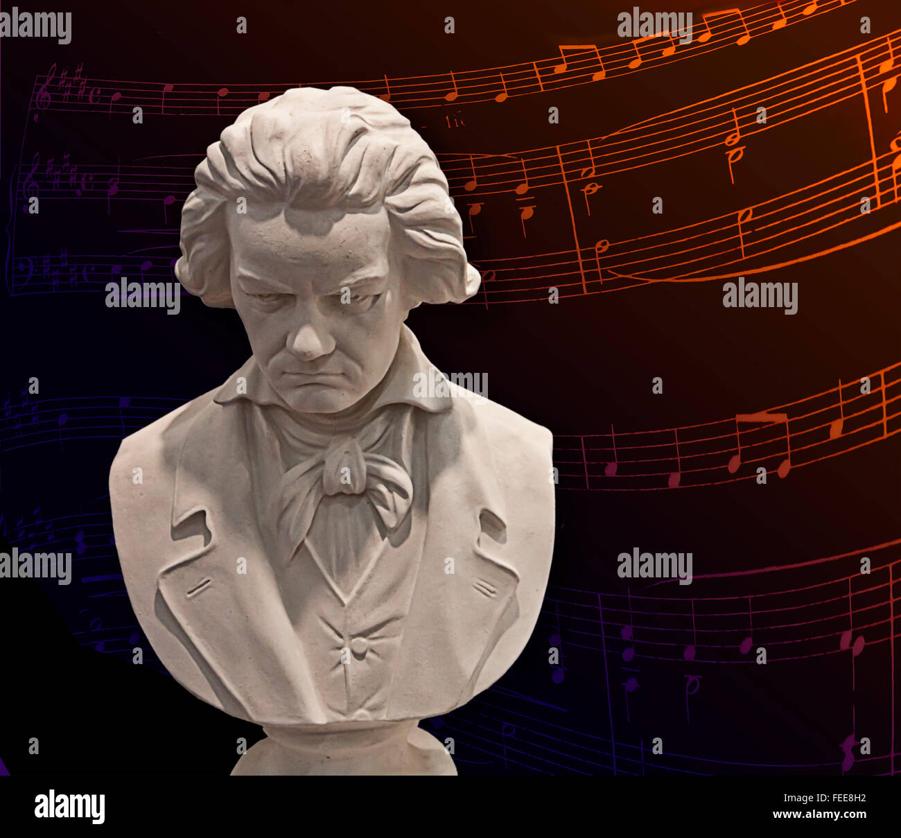 Marmorbüste von Ludwig van Beethoven, deutscher Komponist auf dunklem Hintergrund mit Noten Stockfoto Marmorbüste von Ludwig van Beethoven, deutscher Komponist auf dunklem Hintergrund mit Noten Stockfoto