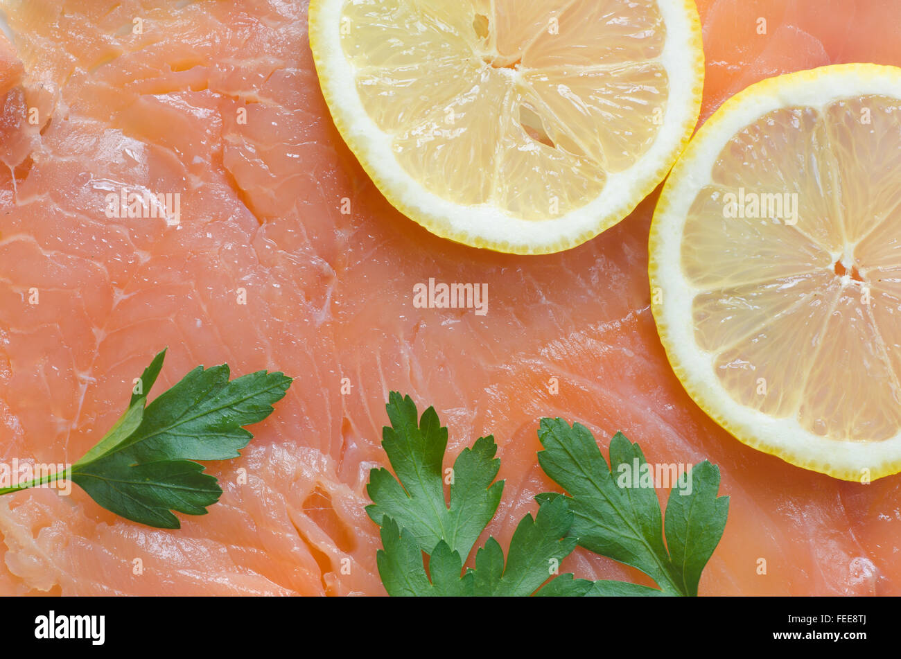 Geräucherter Lachs mit Zitrone und Kräutern Stockfoto