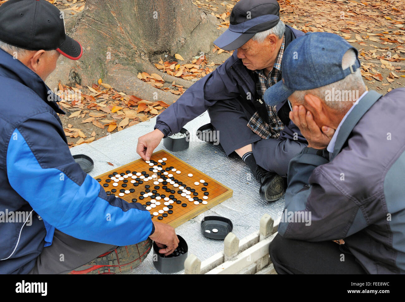 Seoul, Südkorea-November 15, 2015; Männer spielen in den äußeren "Baduk" ist der koreanische Name für Go. 15. November 2015-Seoul Stockfoto