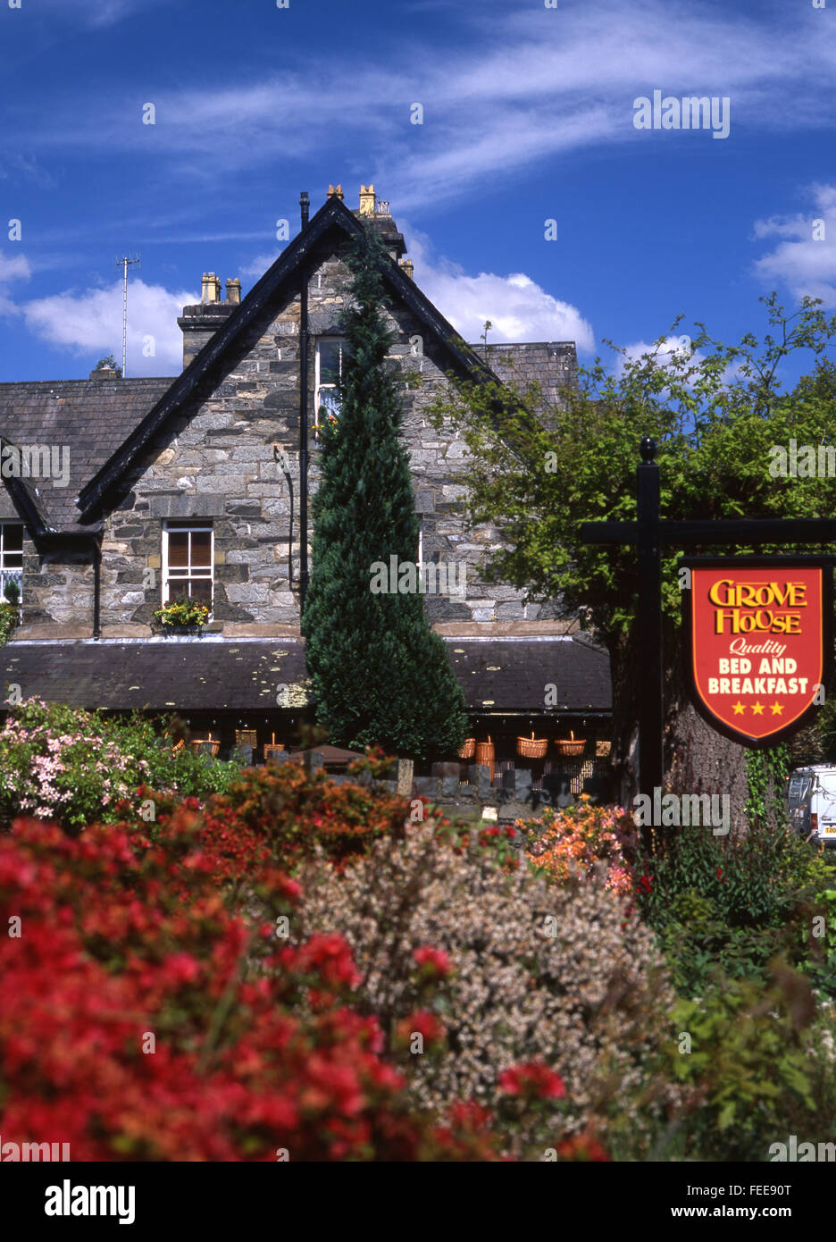 Betws-y-Coed Betws y Coed Grove House B & B Bed And Breakfast Haus außen Unterkunft mit Blumen im Garten im Vordergrund Co Stockfoto