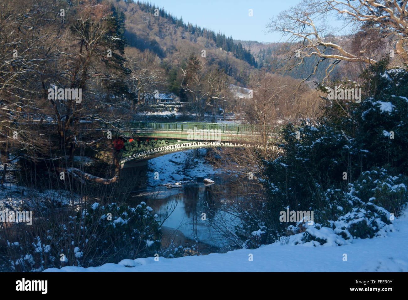 Betws-y-Coed Waterloo Brücke über Fluss Conwy im Schnee Winter Snowdonia National Park Conwy Grafschaft North Wales UK Stockfoto