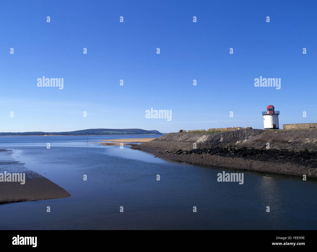 Burry Port Leuchtturm und Eingang zum Hafen Burry Inlet und North Gower Küste in Ferne Carmarthenshire Wales UK Stockfoto