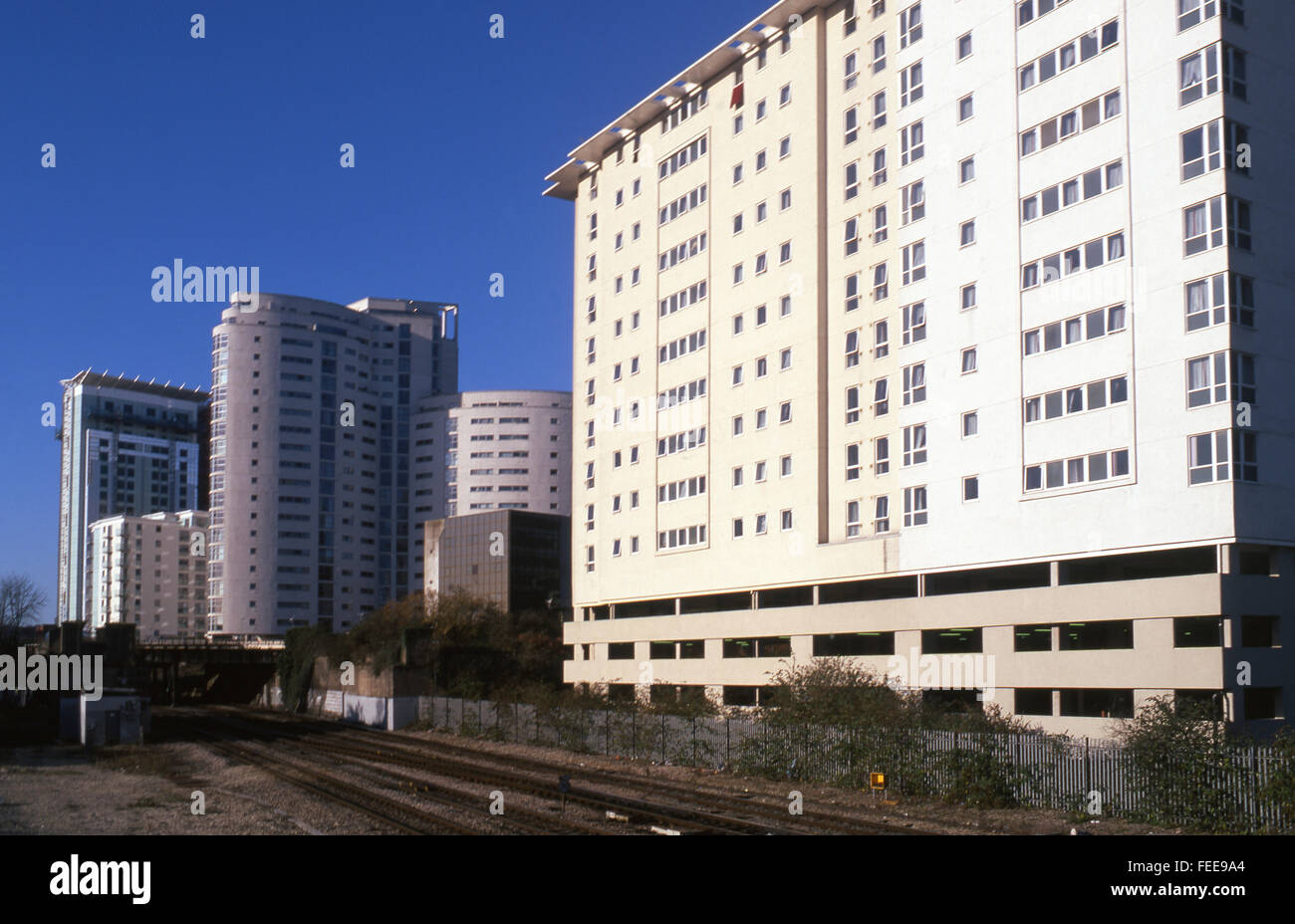 Moderne zeitgenössische Wohnhäuser Hochhäuser neben Bahnhof City Centre Cardiff South Wales UK Stockfoto