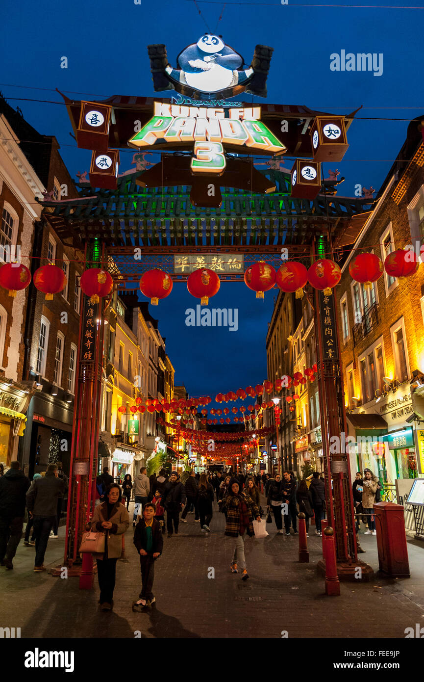 London, UK.  5. Februar 2016.  Als Chinatown Chinese New Year, "The Year of the Monkey", sowie die üblichen Laterne-Anzeige bereitet installieren Arbeiter Zeichen über den legendären Toren in der Gerrard Street, die den kommenden Dreamworks-Film "Kung Fu Panda 3" zu fördern.   Bildnachweis: Stephen Chung / Alamy Live News Stockfoto