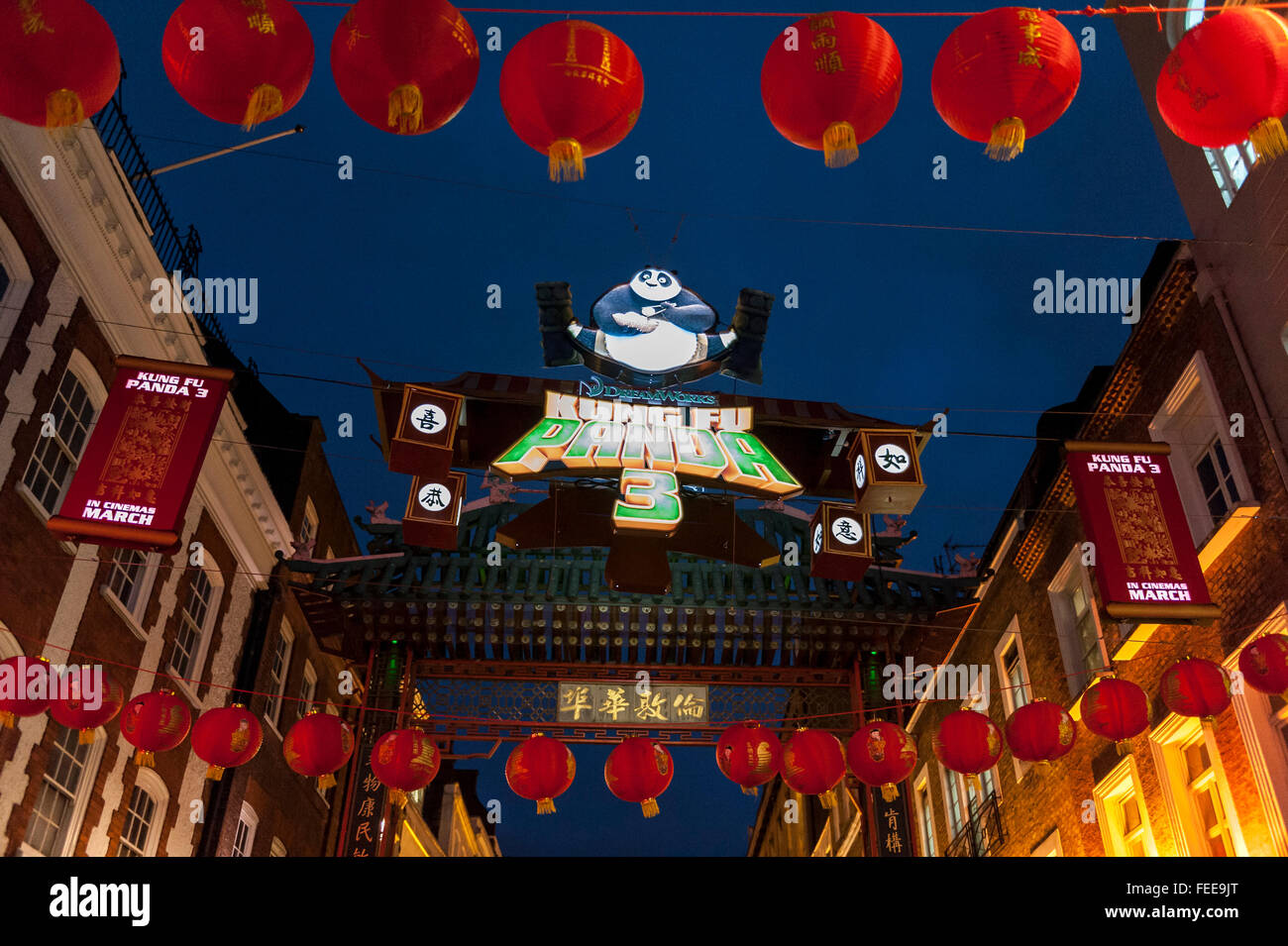 London, UK.  5. Februar 2016.  Als Chinatown Chinese New Year, "The Year of the Monkey", sowie die üblichen Laterne-Anzeige bereitet installieren Arbeiter Zeichen über den legendären Toren in der Gerrard Street, die den kommenden Dreamworks-Film "Kung Fu Panda 3" zu fördern.   Bildnachweis: Stephen Chung / Alamy Live News Stockfoto