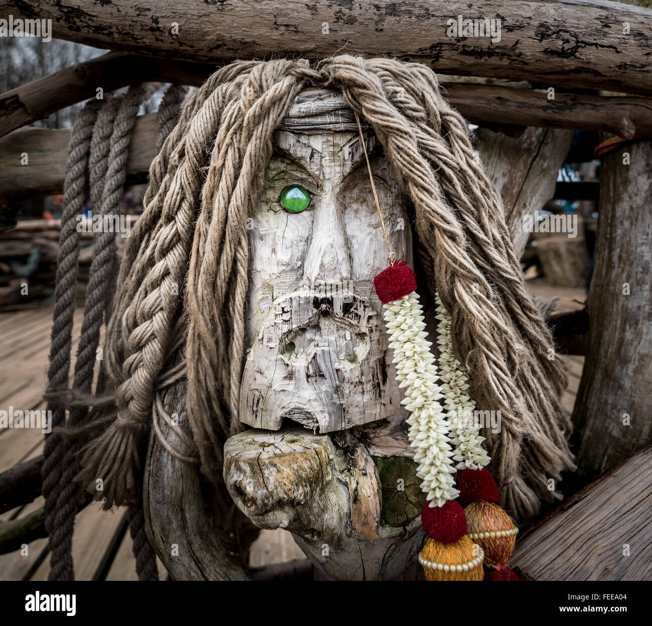 Kopf eines eine Augen-Piraten aus Holz geschnitzt. Stockfoto