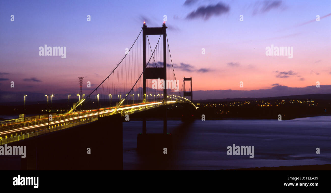 Erste ursprüngliche Severn-Hängebrücke bei Sonnenuntergang Nacht jetzt tragen M48 Autobahn Blick von Aust in Richtung Wales UK Stockfoto