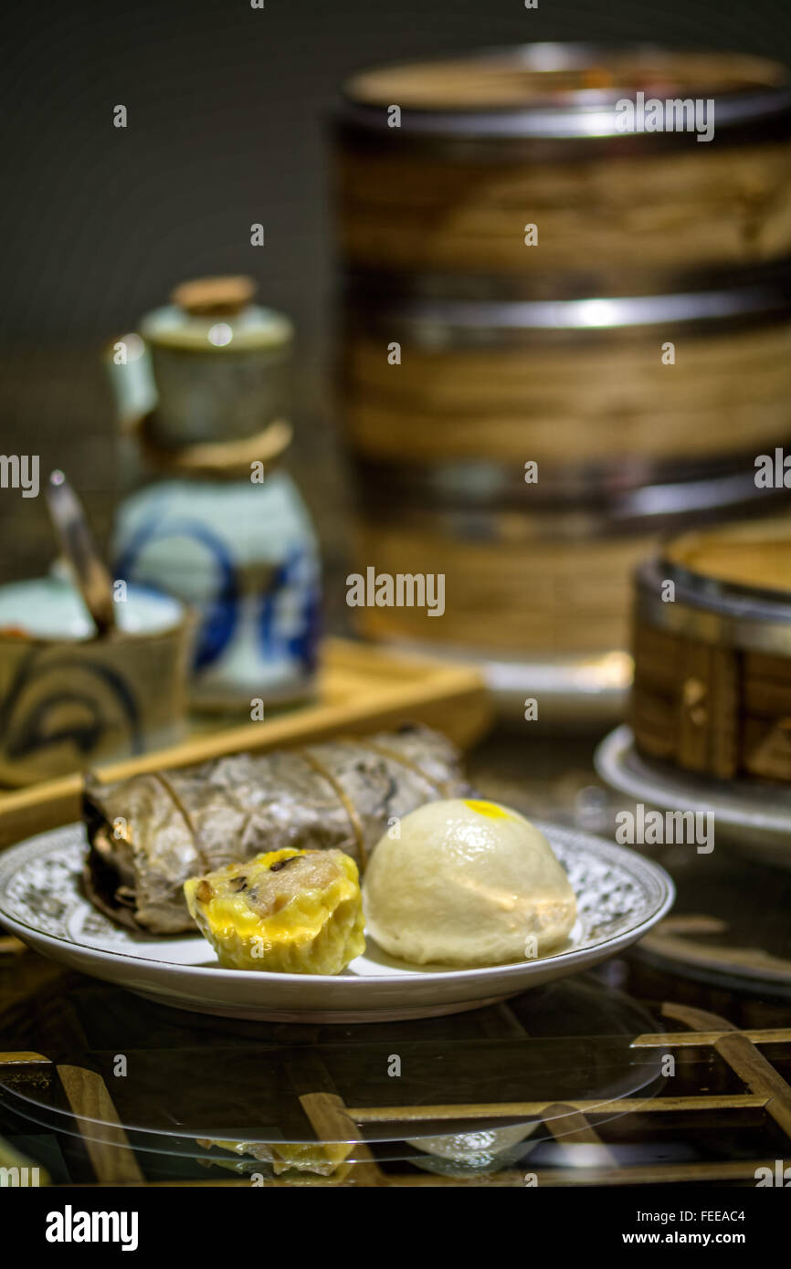 Dim-Sum traditionelle chinesische Vorspeise mit den Kochkorb Bambus auf Hintergrund Stockfoto