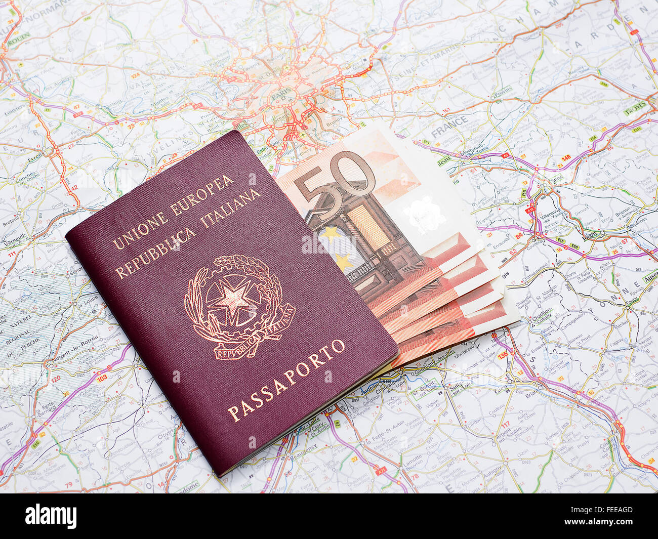 Reisepass, Geld und Karte vor der Reise Stockfoto
