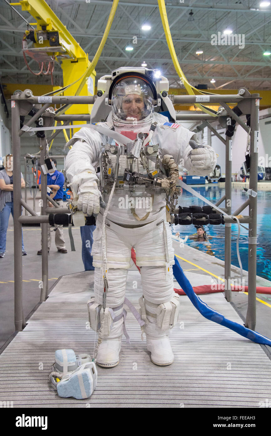 NASA-Astronaut Mark Vande Hei während des Trainings mit dem EVA-Raumanzug im neutralen Auftrieb Lab-Simulator am Johnson Space Center 31. August 2015 in Houston, Texas. Stockfoto