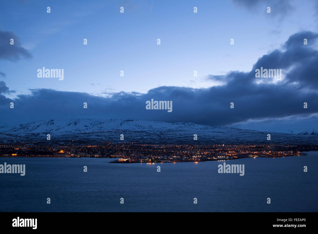 Isländische Stadt Akureyri in der Nacht, Winter Stockfoto