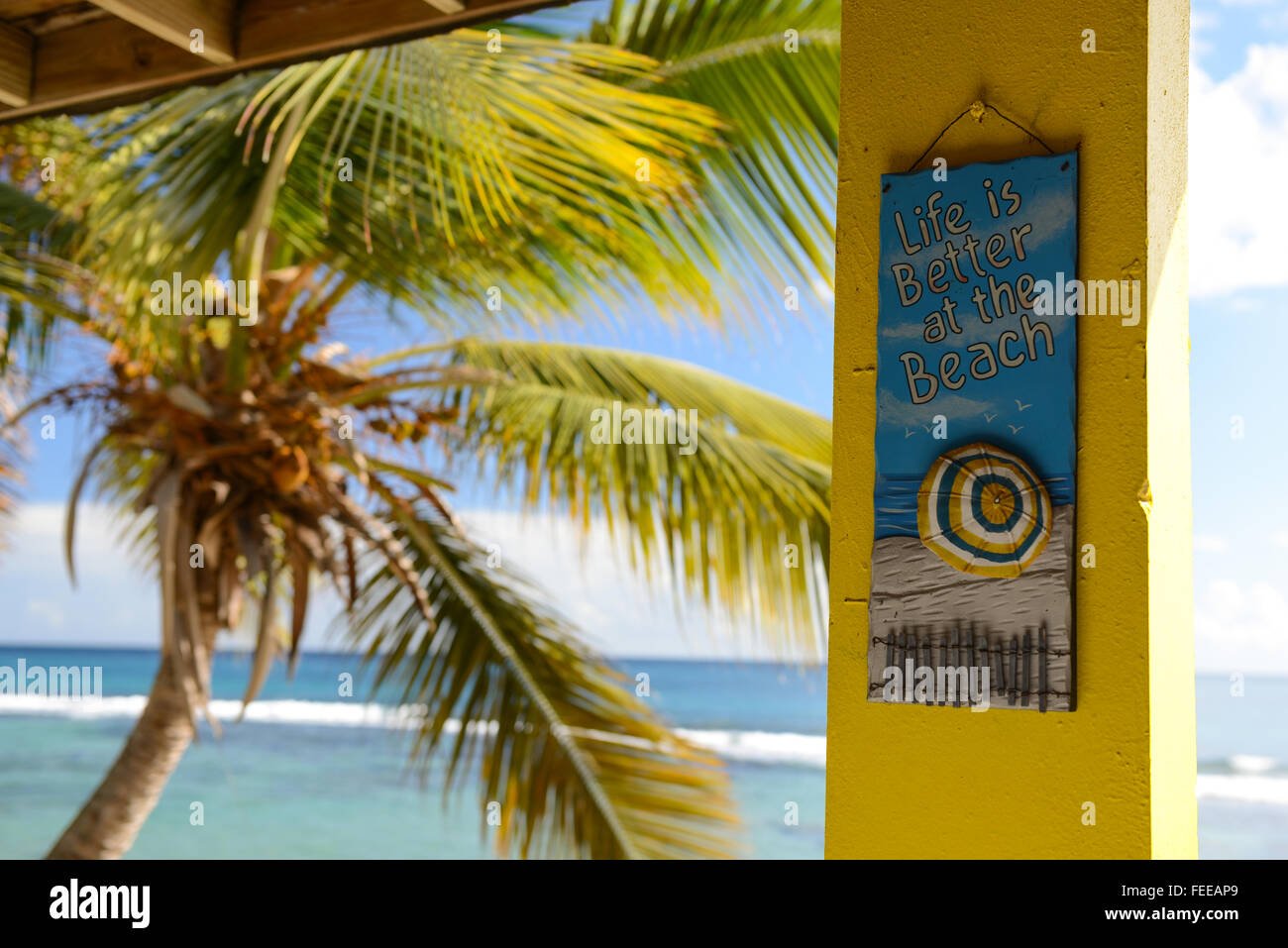 "Das Leben ist besser am Strand" Schild hängen in einem lokalen Restaurant. Patillas, Puerto Rico. Karibik-Insel. US-Territorium. Stockfoto