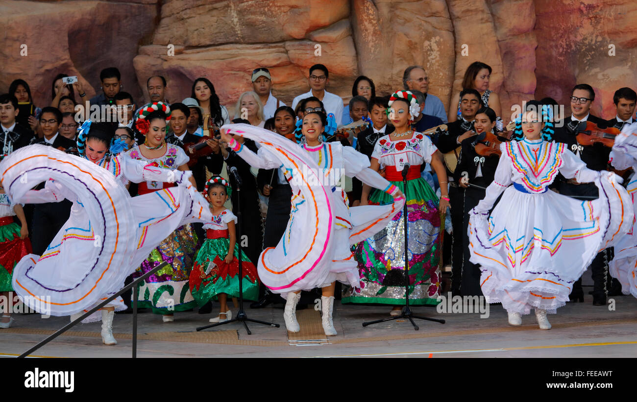 LAS VEGAS, NV - 14. Oktober 2015: Mariachi-Band und mexikanisch-amerikanischen Tänzern Höchstleistungen von HillaryClinton für Amerika Nevada Presidential Rally, Federn zu bewahren-Amphitheater, Las Vegas, NV Stockfoto